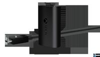 El kit de carga y juega y el headset oficial de Xbox One se muestran en imágenes