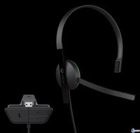 El kit de carga y juega y el headset oficial de Xbox One se muestran en imágenes