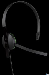 El kit de carga y juega y el headset oficial de Xbox One se muestran en imágenes